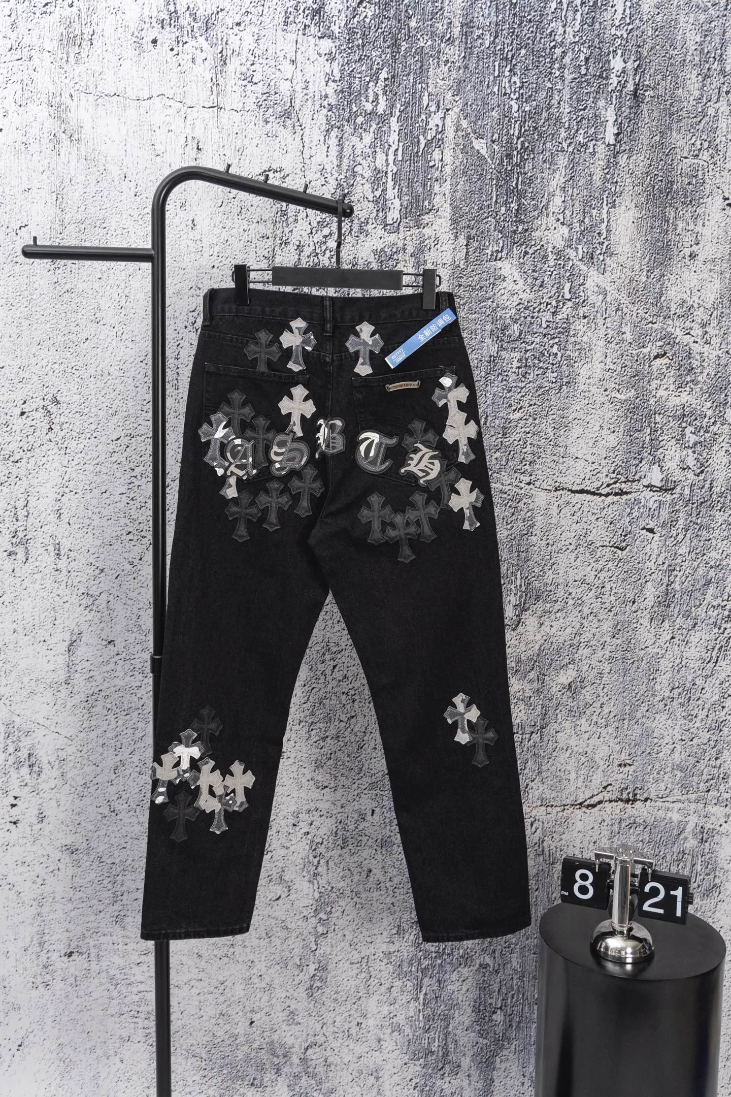 P250 chrome hearts new gray and black gradient cross patchwork leather black jeans vi Top heavy industry fashionable design] Consistent high street luxury style creation. Speaking of this style, the Zangyin family and GU family are definitely the leading representative brands. Especially the Zangyin family has really achieved a state-of-the-art effect in creating high street style. The unique washed material is used to create this style. The color system is quite eye-catching. After it is decorated with patchwork cross flowers, it cleverly highlights the charm of the brand. Secondly, this style uses classic The classic high-waist cutting design highlights the long legs and fashionable temperament of the upper body. The brand is highly recognizable and the slim fit configuration is more suitable for daily wear. It is a product that interprets personality, fashion, and specifications at a glance. This single product is enough to make any fan excited. It can be a white T-shirt for youthful preppy style, or a tight suspender for lady style. It has strong matching ability and can be easily controlled by men.  [Materials and craftsmanship] Needless to say, this point goes without saying. As an excellent craftsman brand, Zangyin’s requirements for details and craftsmanship are really perfect. The washed color of this model has gone through so many processes, not to mention the embellishment of denim appliques. It is also purely hand-made and sewn. Just like what they believe in, only hand-made things have soul and have the meaning of wear. A top-notch heavy-duty fashionable denim item, I look forward to your perfect interpretation! !  Size: 28-36 Color: black